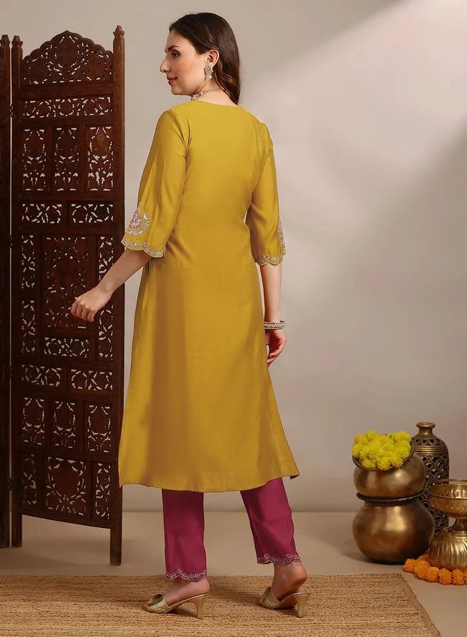 جلو باص طقم كورتا مستقيمة مطرزة مع بنطال للنساء